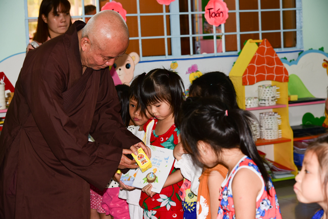 Tặng quà tại Nhơn Bình, Vĩnh Long