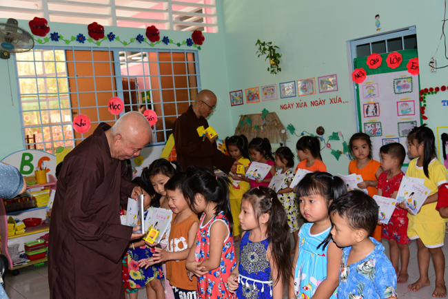 Tặng quà tại Nhơn Bình, Vĩnh Long