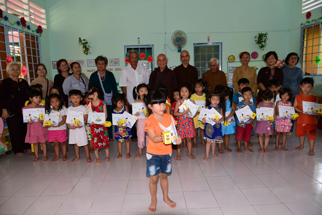 Tặng quà tại Nhơn Bình, Vĩnh Long