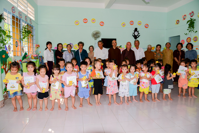 Tặng quà tại Nhơn Bình, Vĩnh Long