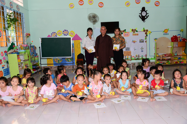 Tặng quà tại Nhơn Bình, Vĩnh Long