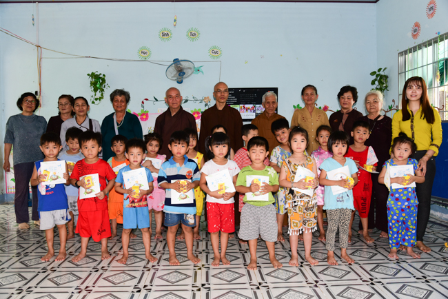 Tặng quà tại Nhơn Bình, Vĩnh Long