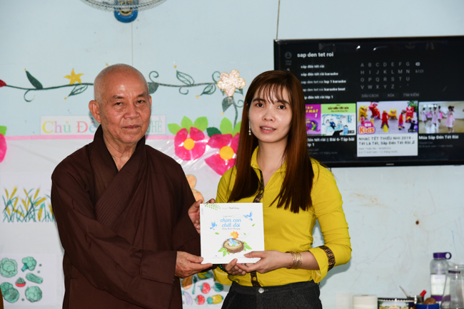 Tặng quà tại Nhơn Bình, Vĩnh Long