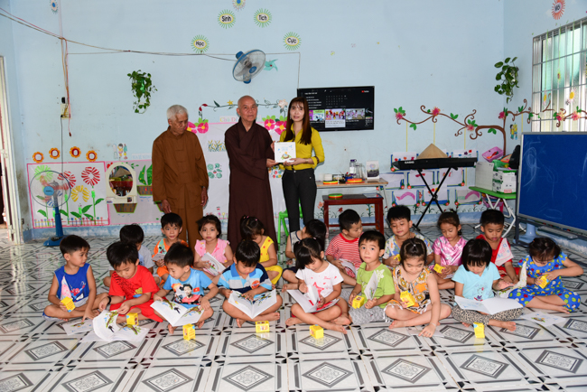 Tặng quà tại Nhơn Bình, Vĩnh Long