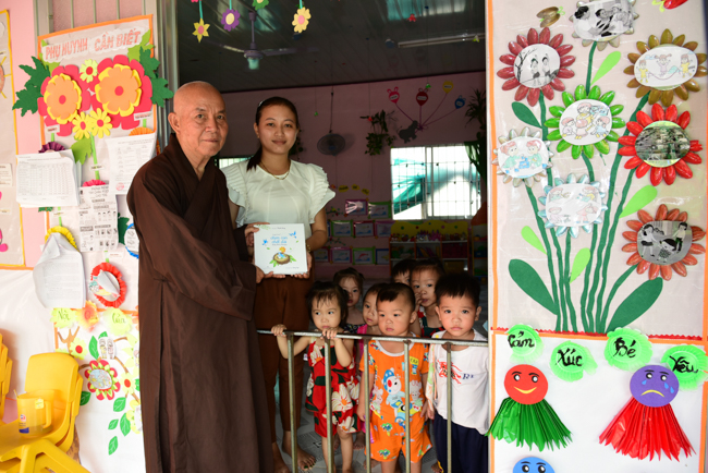 Tặng quà tại Nhơn Bình, Vĩnh Long