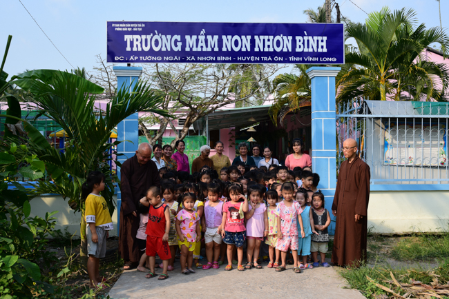 Tặng quà tại Nhơn Bình, Vĩnh Long