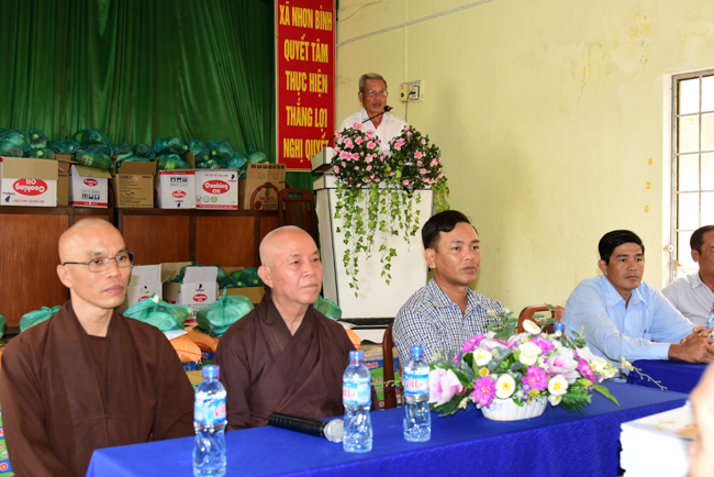 Tặng quà tại Nhơn Bình, Vĩnh Long