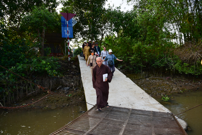 Tặng quà tại Nhơn Bình, Vĩnh Long