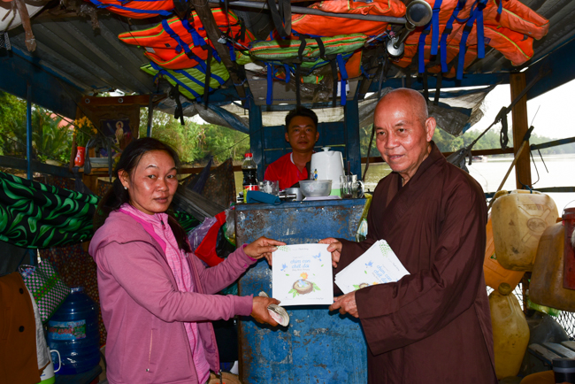 Tặng quà tại Nhơn Bình, Vĩnh Long