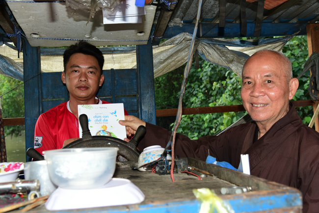 Tặng quà tại Nhơn Bình, Vĩnh Long