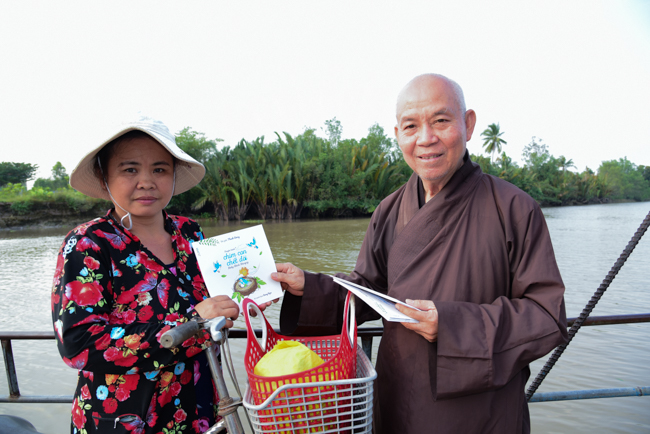 Tặng quà tại Nhơn Bình, Vĩnh Long