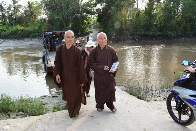 Tặng quà tại Nhơn Bình, Vĩnh Long