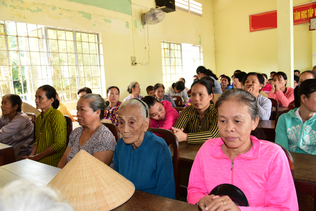Tặng quà tại Nhơn Bình, Vĩnh Long