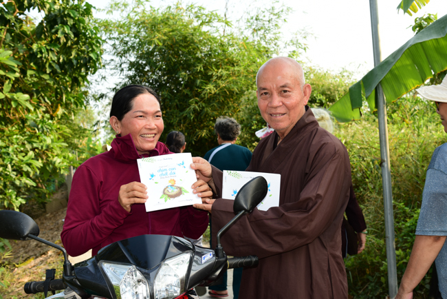 Tặng quà tại Nhơn Bình, Vĩnh Long