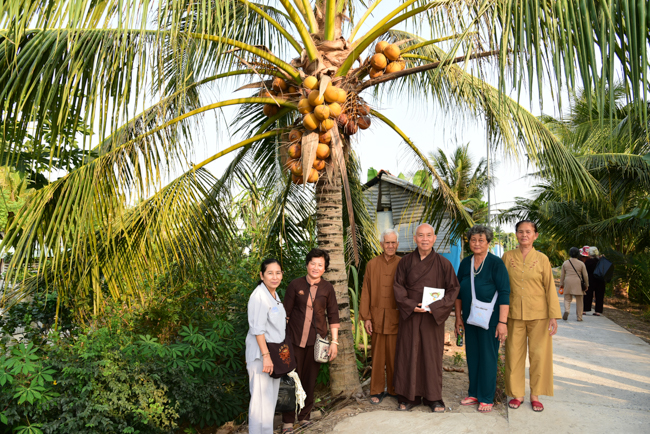 Tặng quà tại Nhơn Bình, Vĩnh Long