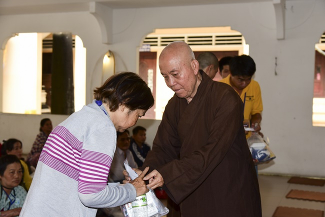 Giving gifts to oncology patients attending the retreat and praying for rebirth in Hoc Mon.
