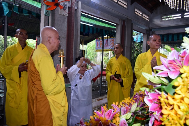 Giving gifts to oncology patients attending the retreat and praying for rebirth in Hoc Mon.