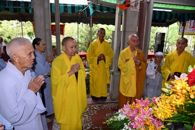 Giving gifts to oncology patients attending the retreat and praying for rebirth in Hoc Mon.