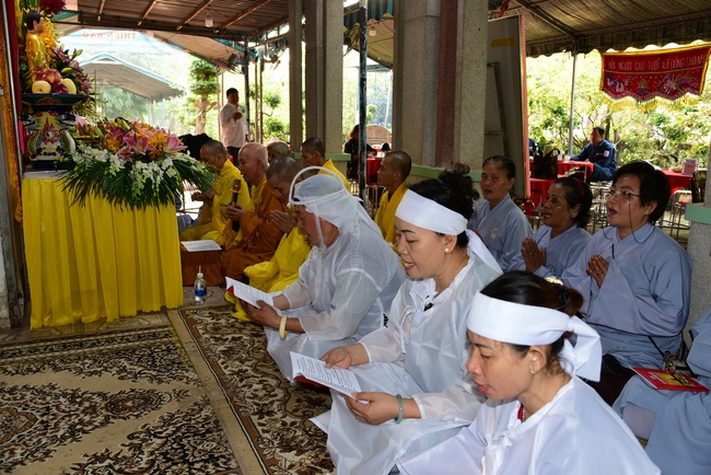 Giving gifts to oncology patients attending the retreat and praying for rebirth in Hoc Mon.