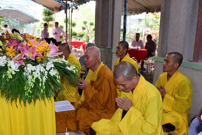 Giving gifts to oncology patients attending the retreat and praying for rebirth in Hoc Mon.