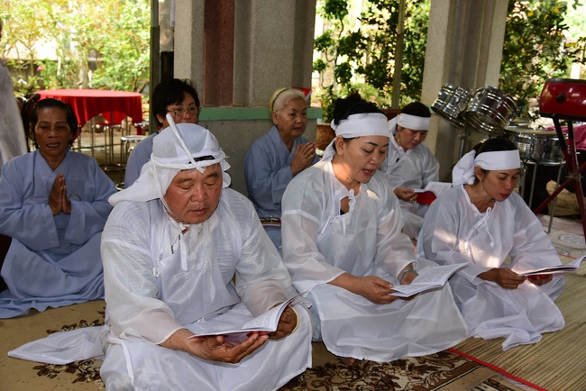 Giving gifts to oncology patients attending the retreat and praying for rebirth in Hoc Mon.