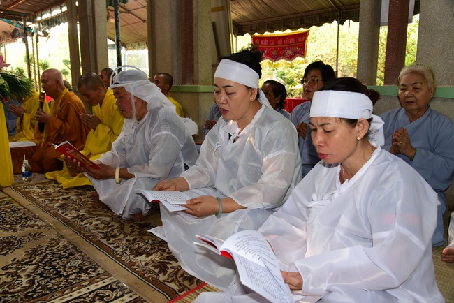 Giving gifts to oncology patients attending the retreat and praying for rebirth in Hoc Mon.