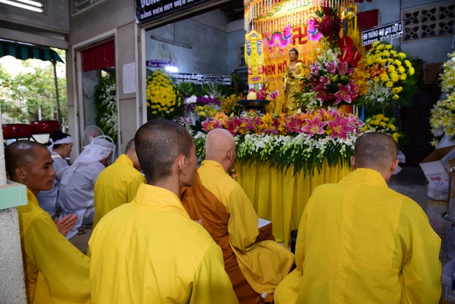 Giving gifts to oncology patients attending the retreat and praying for rebirth in Hoc Mon.