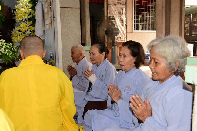 Giving gifts to oncology patients attending the retreat and praying for rebirth in Hoc Mon.