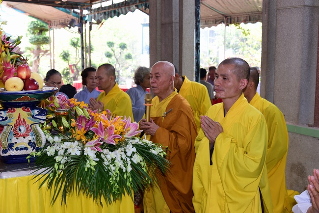 Giving gifts to oncology patients attending the retreat and praying for rebirth in Hoc Mon.