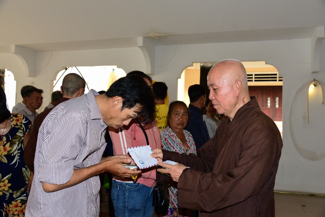 Giving gifts to oncology patients attending the retreat and praying for rebirth in Hoc Mon.