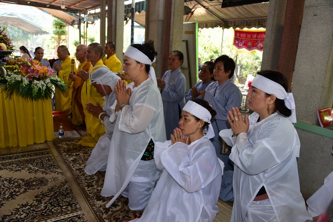 Giving gifts to oncology patients attending the retreat and praying for rebirth in Hoc Mon.