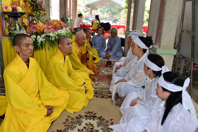 Giving gifts to oncology patients attending the retreat and praying for rebirth in Hoc Mon.