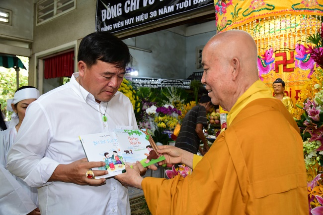 Giving gifts to oncology patients attending the retreat and praying for rebirth in Hoc Mon.