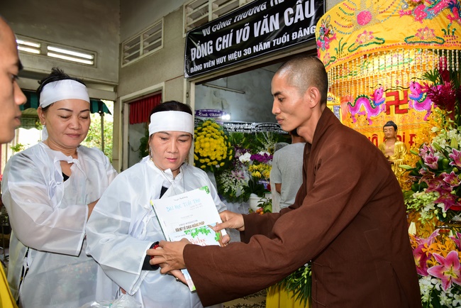 Giving gifts to oncology patients attending the retreat and praying for rebirth in Hoc Mon.