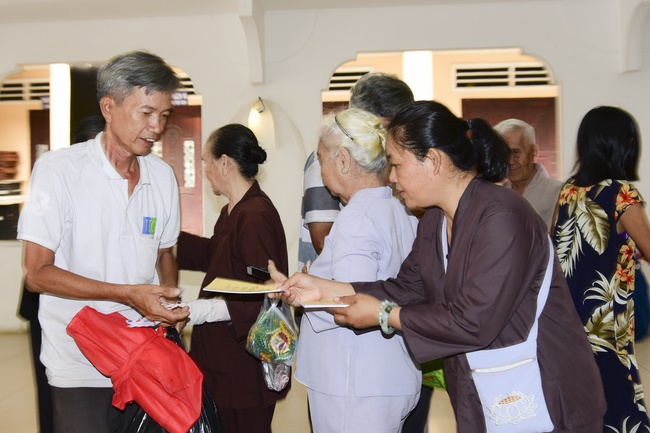 Giving gifts to oncology patients attending the retreat and praying for rebirth in Hoc Mon.