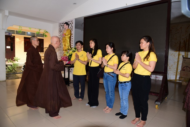 Giving gifts to oncology patients attending the retreat and praying for rebirth in Hoc Mon.