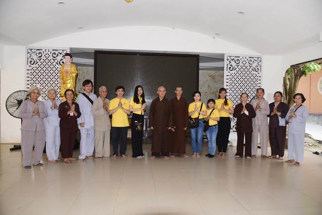 Giving gifts to oncology patients attending the retreat and praying for rebirth in Hoc Mon.