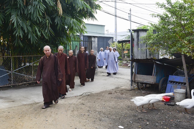Giving gifts to oncology patients attending the retreat and praying for rebirth in Hoc Mon.