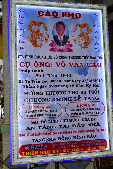 Giving gifts to oncology patients attending the retreat and praying for rebirth in Hoc Mon.