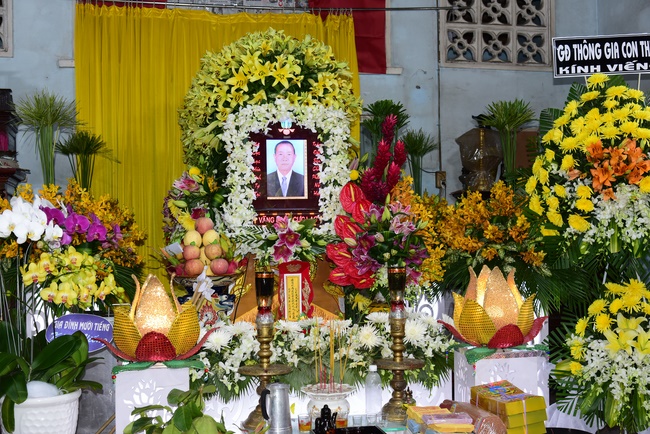 Giving gifts to oncology patients attending the retreat and praying for rebirth in Hoc Mon.