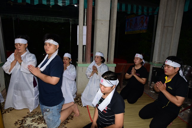 Giving gifts to oncology patients attending the retreat and praying for rebirth in Hoc Mon.