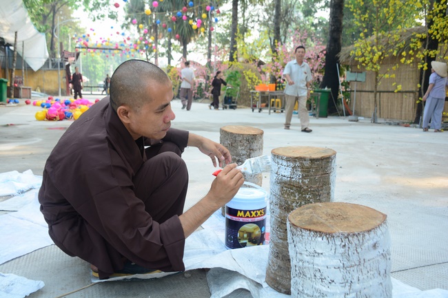 Series photos of activities preparing for the New Year 2020