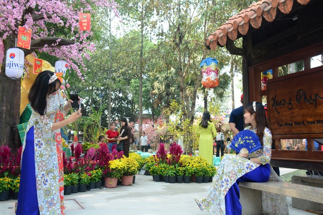 Series photos of activities preparing for the New Year 2020