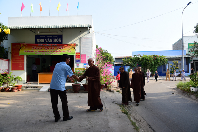 Tặng quà Tết cho bà con nghèo ở Cần Thơ