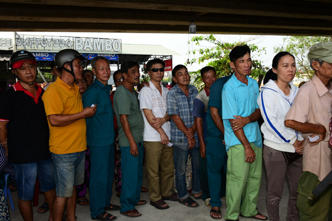 Tặng quà Tết cho bà con nghèo ở Cần Thơ