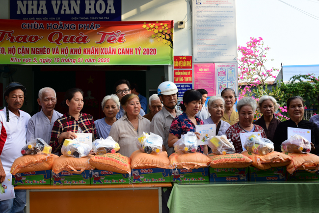 Tặng quà Tết cho bà con nghèo ở Cần Thơ
