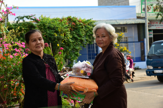 Tặng quà Tết cho bà con nghèo ở Cần Thơ