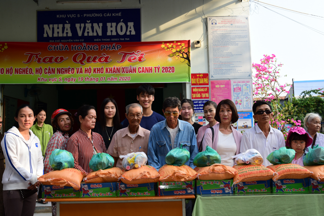 Tặng quà Tết cho bà con nghèo ở Cần Thơ