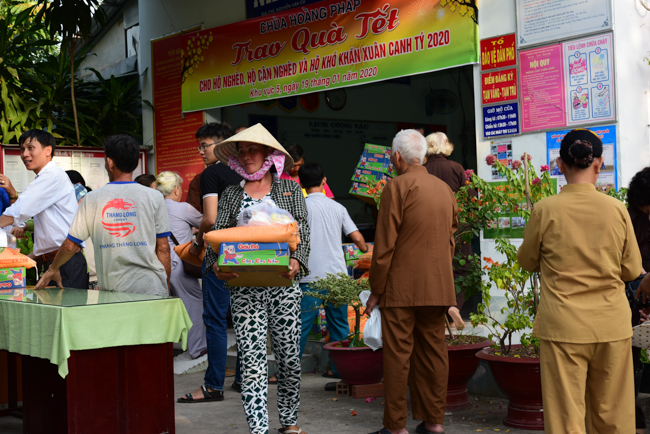 Tặng quà Tết cho bà con nghèo ở Cần Thơ