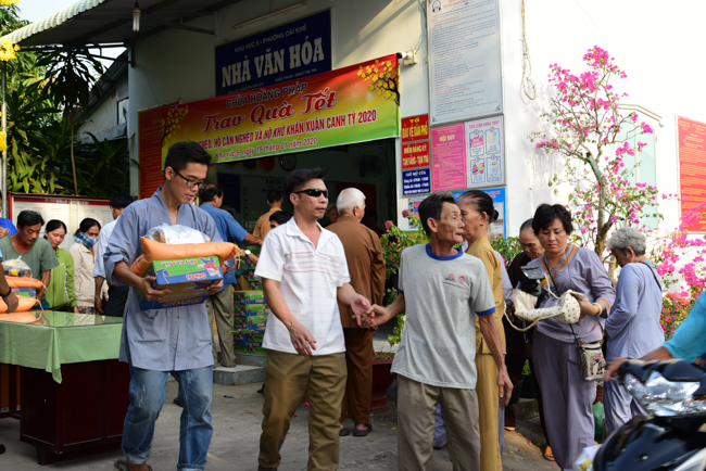 Tặng quà Tết cho bà con nghèo ở Cần Thơ